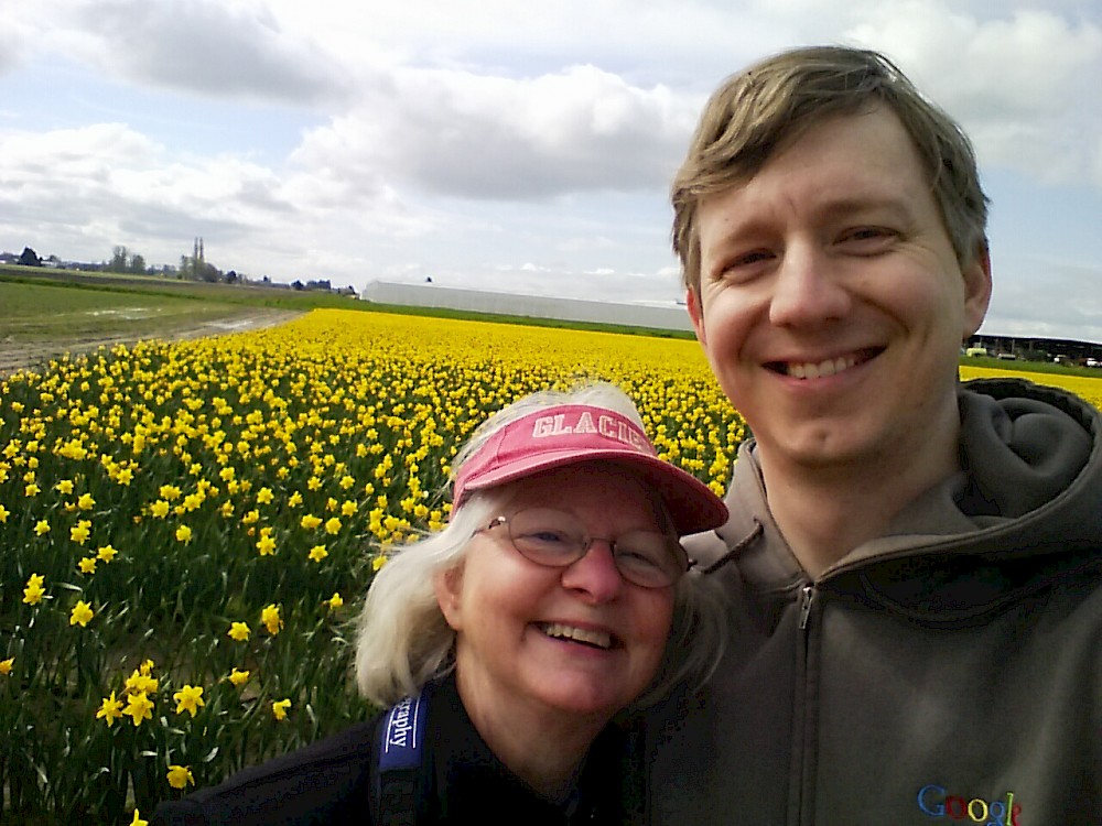 selfie of myself and Mommer in front of yellow daffodils at RoozenGaarde